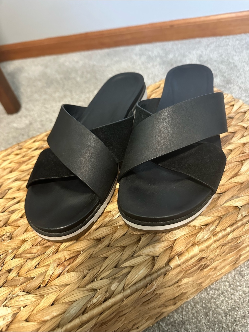 UGG Black Platform Slide Sandals Cross Strap Women’s Size 9